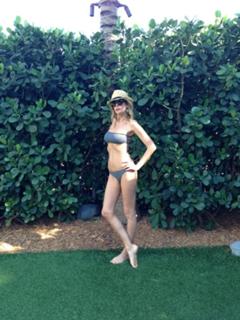 Alessia Marcuzzi feet photo thumbnail