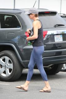 Charlize Theron feet photo thumbnail