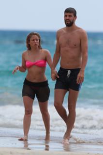 Shakira feet photo thumbnail