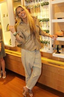 Adriane Galisteu feet photo thumbnail
