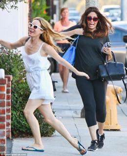 Leslie Mann feet photo thumbnail