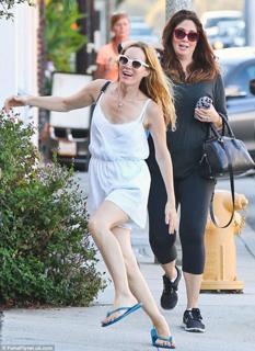 Leslie Mann feet photo thumbnail