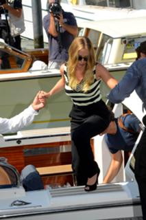 Scarlett Johansson feet photo thumbnail