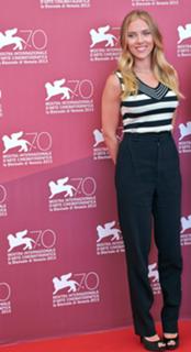 Scarlett Johansson feet photo thumbnail