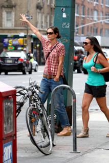 Katie Holmes feet photo thumbnail
