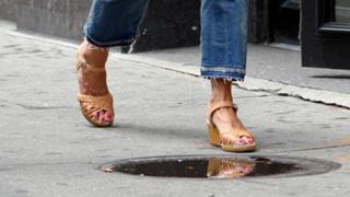 Katie Holmes feet photo thumbnail