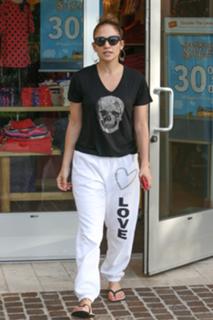 Jennifer Lopez feet photo thumbnail