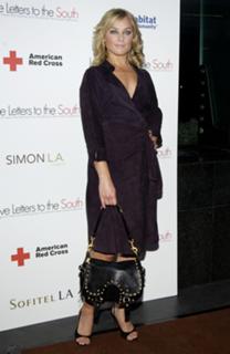 Elisabeth Röhm feet photo thumbnail