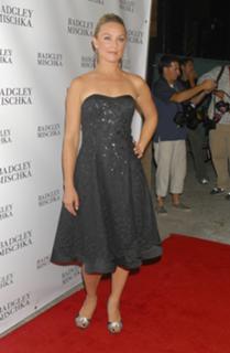 Elisabeth Röhm feet photo thumbnail