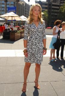 Elisabeth Röhm feet photo thumbnail