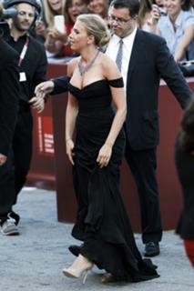 Scarlett Johansson feet photo thumbnail