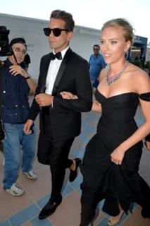 Scarlett Johansson feet photo thumbnail