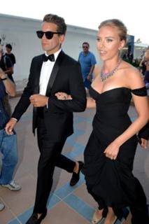 Scarlett Johansson feet photo thumbnail
