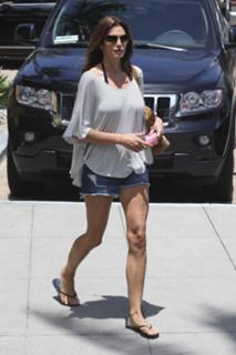 Cindy Crawford feet photo thumbnail