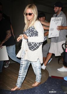 Ashley Tisdale feet photo thumbnail