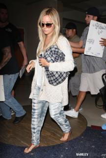 Ashley Tisdale feet photo thumbnail