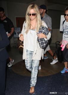 Ashley Tisdale feet photo thumbnail