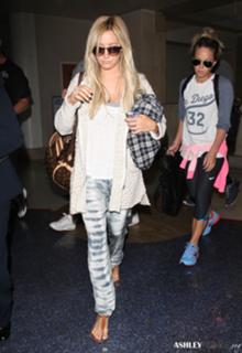 Ashley Tisdale feet photo thumbnail
