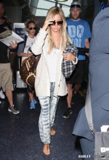 Ashley Tisdale feet photo thumbnail