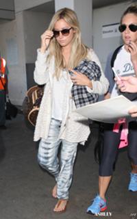Ashley Tisdale feet photo thumbnail