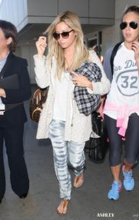 Ashley Tisdale feet photo thumbnail