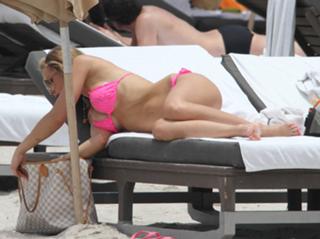 Ilary Blasi feet photo thumbnail