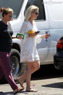Jennie Garth feet photo thumbnail