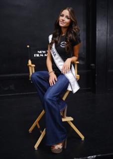 Olivia Culpo feet photo thumbnail