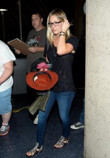 Kaley Cuoco feet photo thumbnail