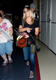 Kaley Cuoco feet photo thumbnail