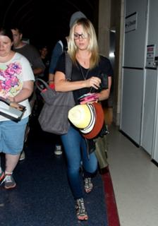 Kaley Cuoco feet photo thumbnail