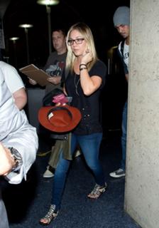 Kaley Cuoco feet photo thumbnail