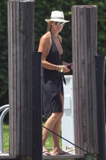 Elle Macpherson feet photo thumbnail