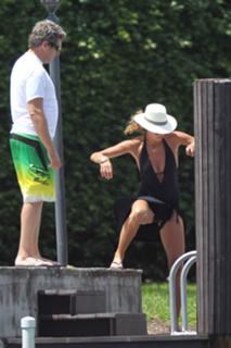 Elle Macpherson feet photo thumbnail
