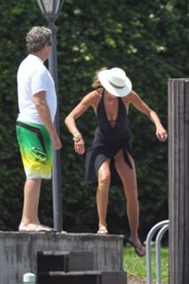 Elle Macpherson feet photo thumbnail
