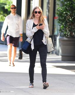 Elizabeth Olsen feet photo thumbnail