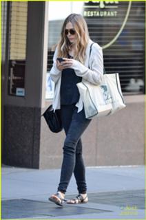 Elizabeth Olsen feet photo thumbnail