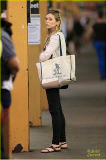 Elizabeth Olsen feet photo thumbnail