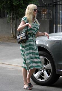 Kirsten Dunst feet photo thumbnail