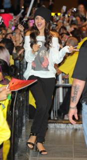 Selena Gomez feet photo thumbnail