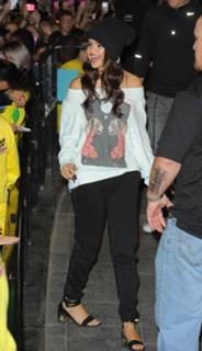 Selena Gomez feet photo thumbnail
