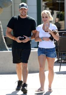 Britney Spears feet photo thumbnail