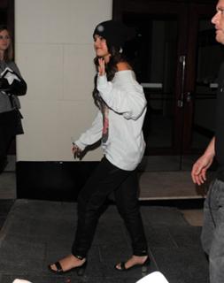 Selena Gomez feet photo thumbnail