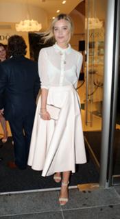Laura Whitmore feet photo thumbnail