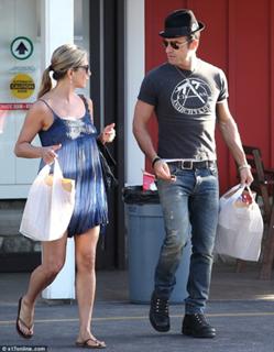 Jennifer Aniston feet photo thumbnail