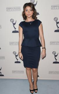 Sarah Hyland feet photo thumbnail