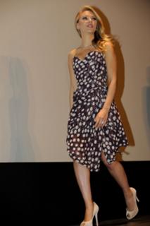 Scarlett Johansson feet photo thumbnail