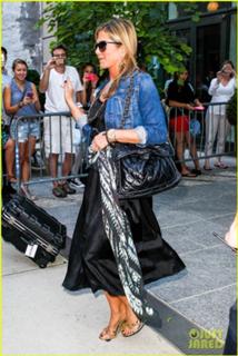 Jennifer Aniston feet photo thumbnail