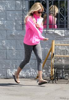 Ashley Tisdale feet photo thumbnail