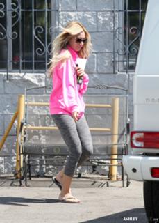 Ashley Tisdale feet photo thumbnail